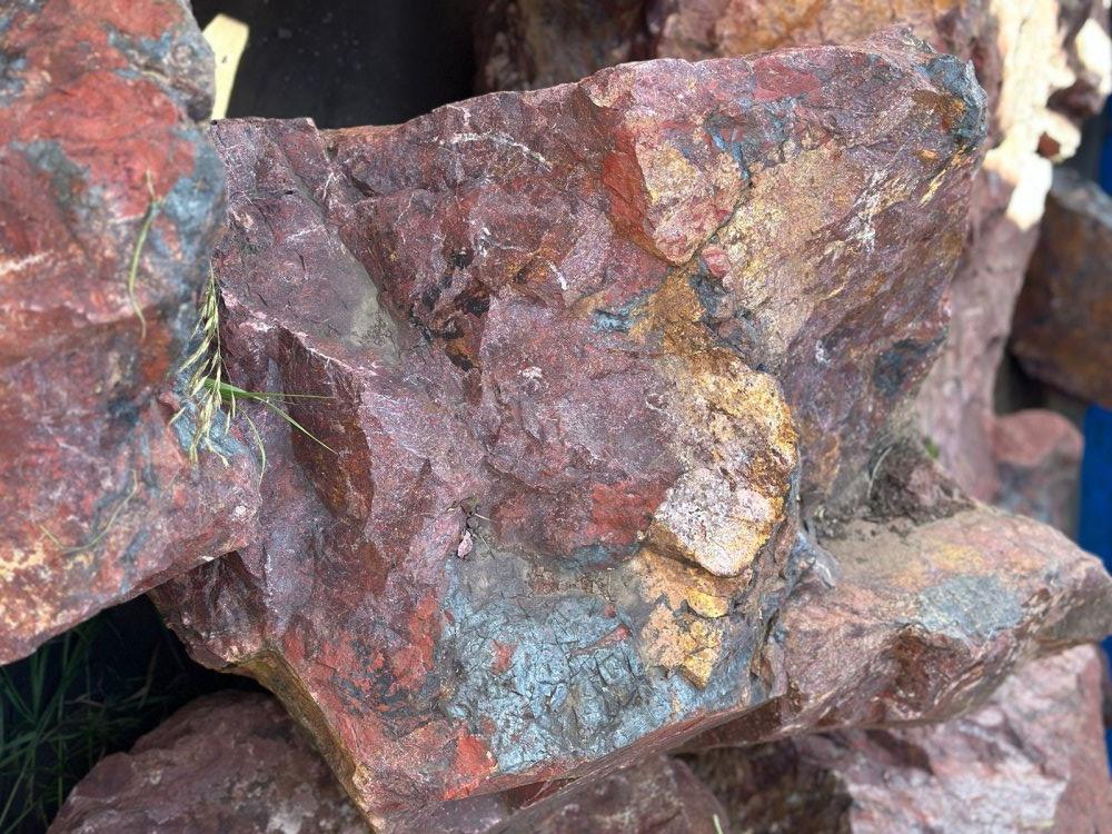 Камни для ландшафтного дизайна красно-фиолетовые 10-60 килограмм купить в Армавире