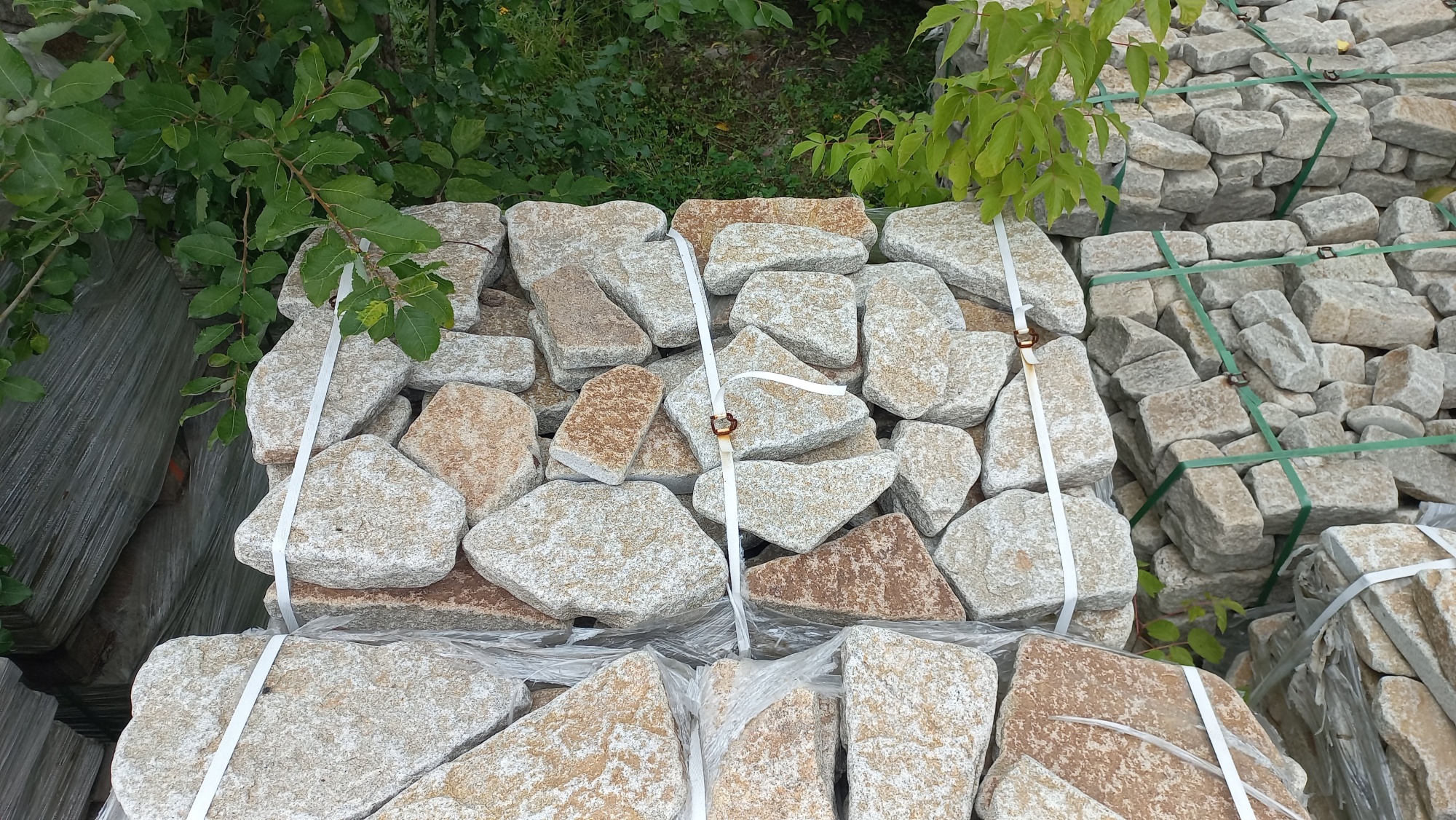 Плитняк галтованный гранитный для ландшафтного дизайна купить в Армавире