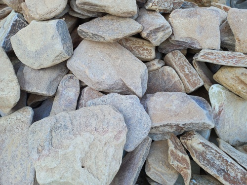 Златолит жёлтый, жёлто-зелёный глыбки и валуны для ланшафтного дизайна купить в Армавире