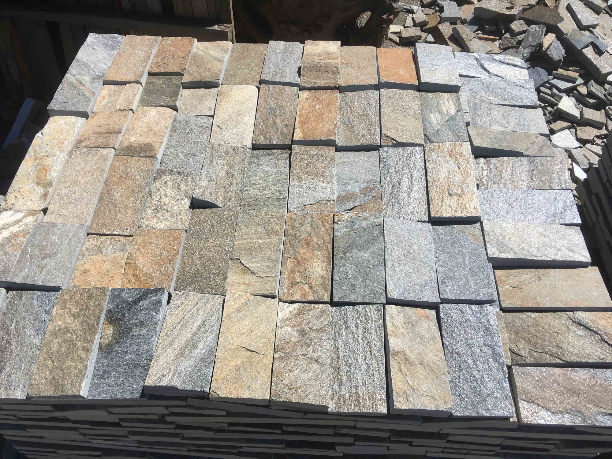 Плитка пилёная златолит Уральский для фасада купить в Армавире