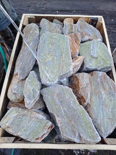 Златолит жёлтый, жёлто-зелёный глыбки и валуны для ланшафтного дизайна купить в Армавире