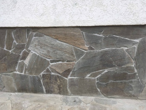 Плитняк златолит Уральский для цоколя, отмостки купить в Армавире