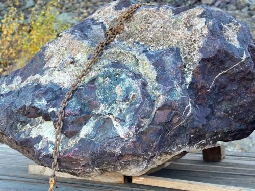 Огромные красно-фиолетовые валуны для ландшафтного дизайна весом более 5 тонн купить в Армавире