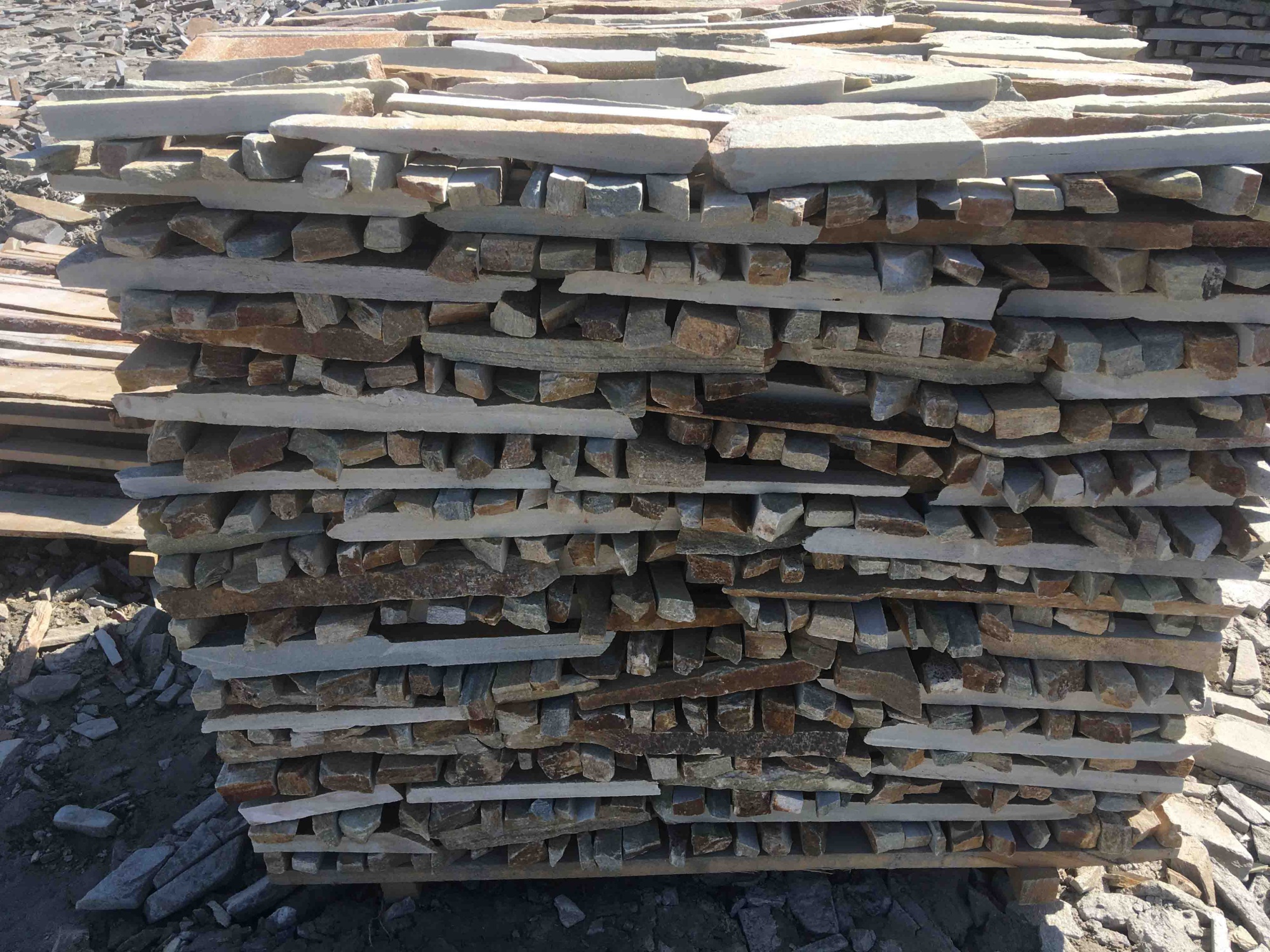 Горбушка златолит золотистый для облицовки купить в Армавире