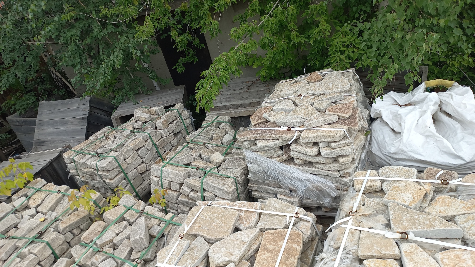 Плитняк гранитный галтованный купить в Армавире