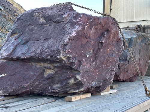 Огромные красно-фиолетовые валуны для ландшафтного дизайна весом более 5 тонн купить в Армавире