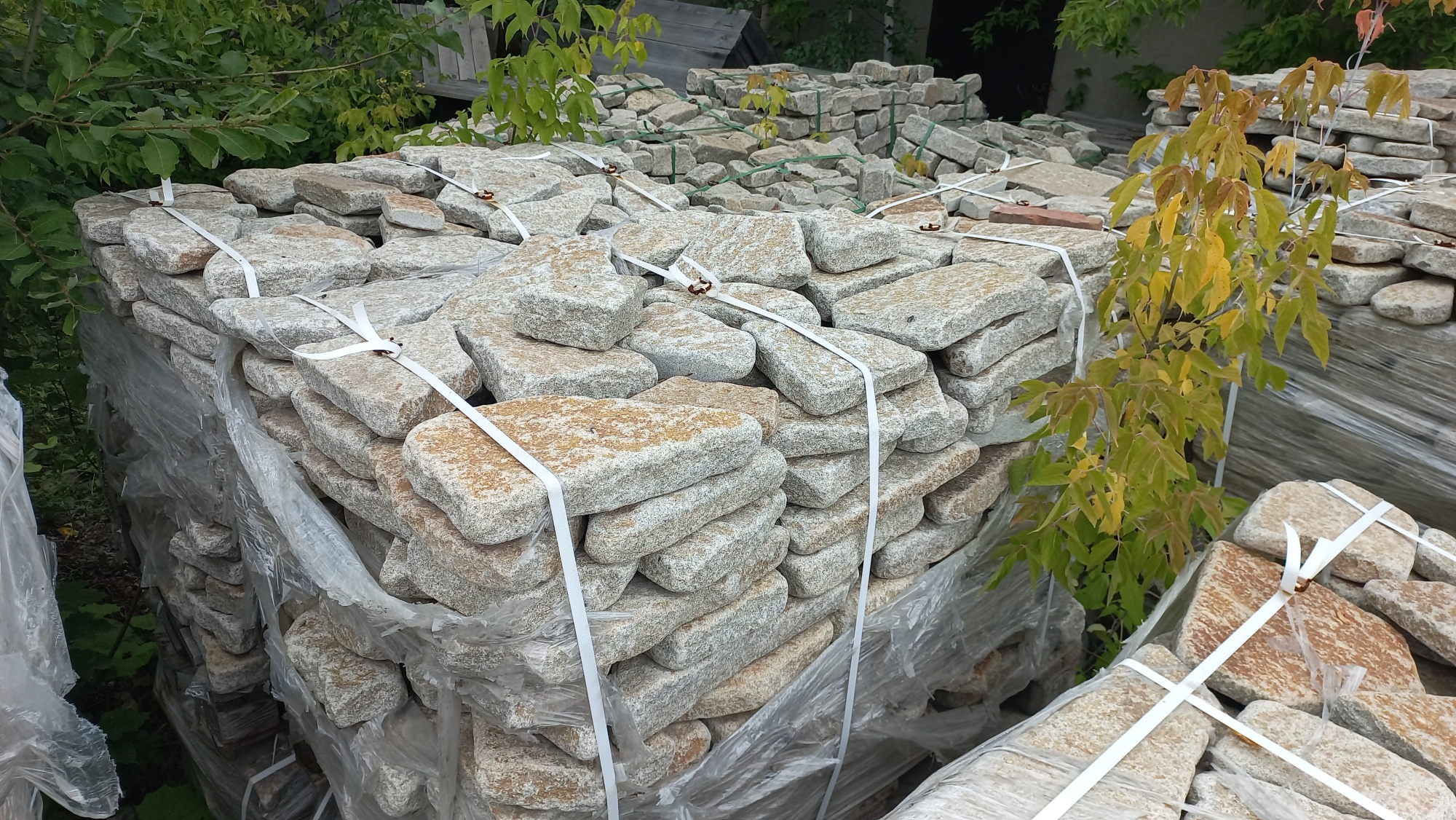 Плитняк галтованный гранитный для ландшафтного дизайна купить в Армавире