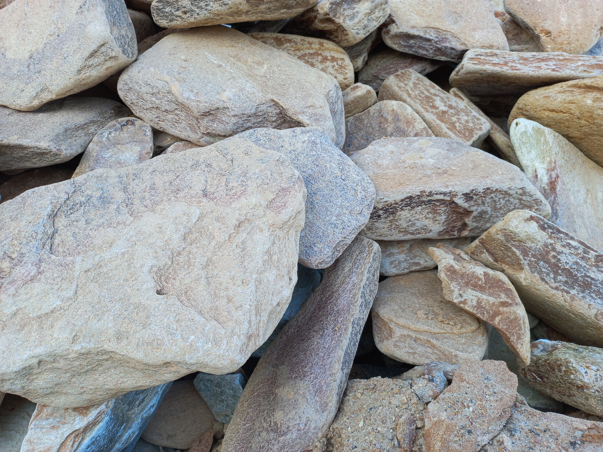 Златолит жёлтый, жёлто-зелёный глыбки и валуны для ланшафтного дизайна купить в Армавире