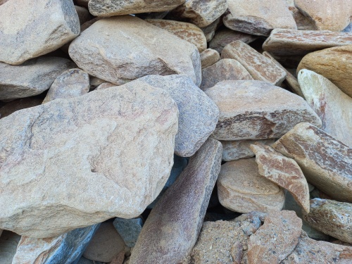 Златолит жёлтый, жёлто-зелёный глыбки и валуны для ланшафтного дизайна купить в Армавире