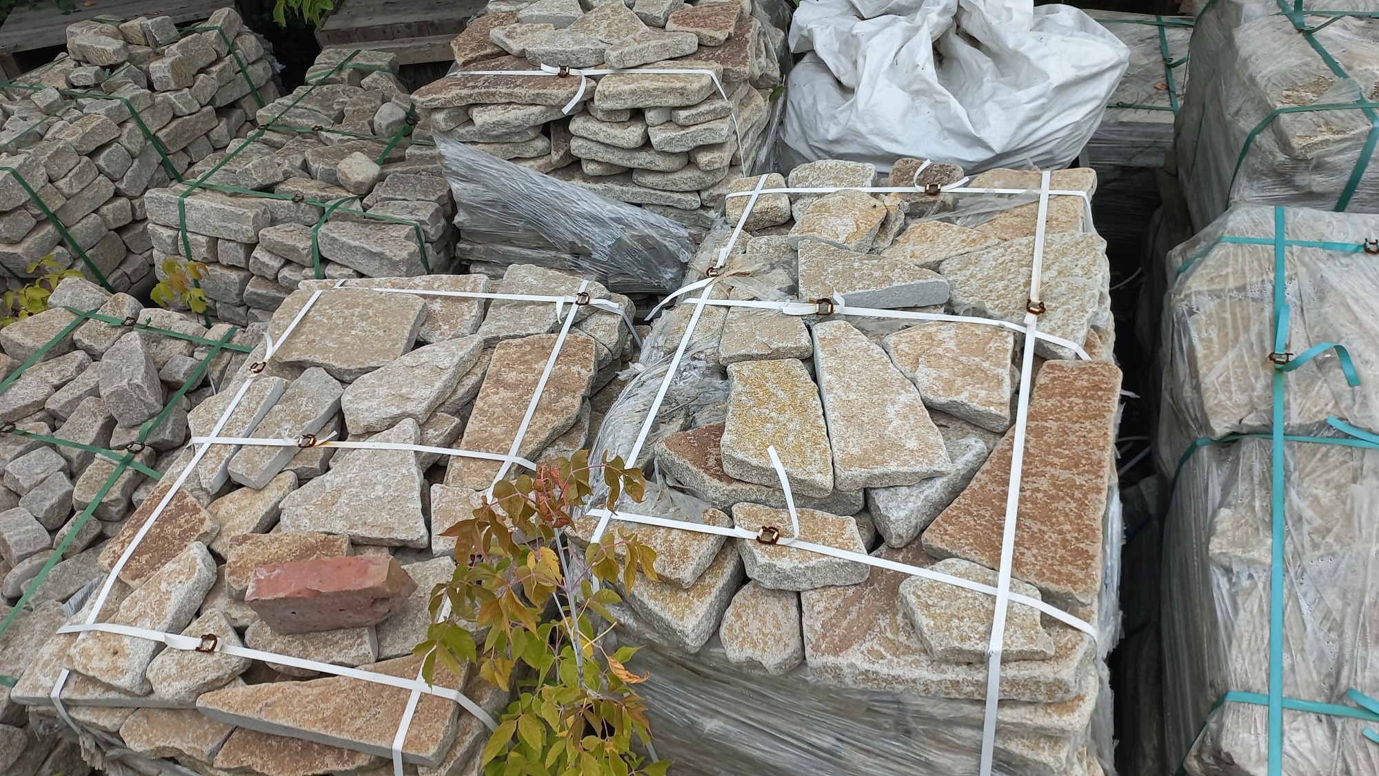 Плитняк гранитный галтованный купить в Армавире