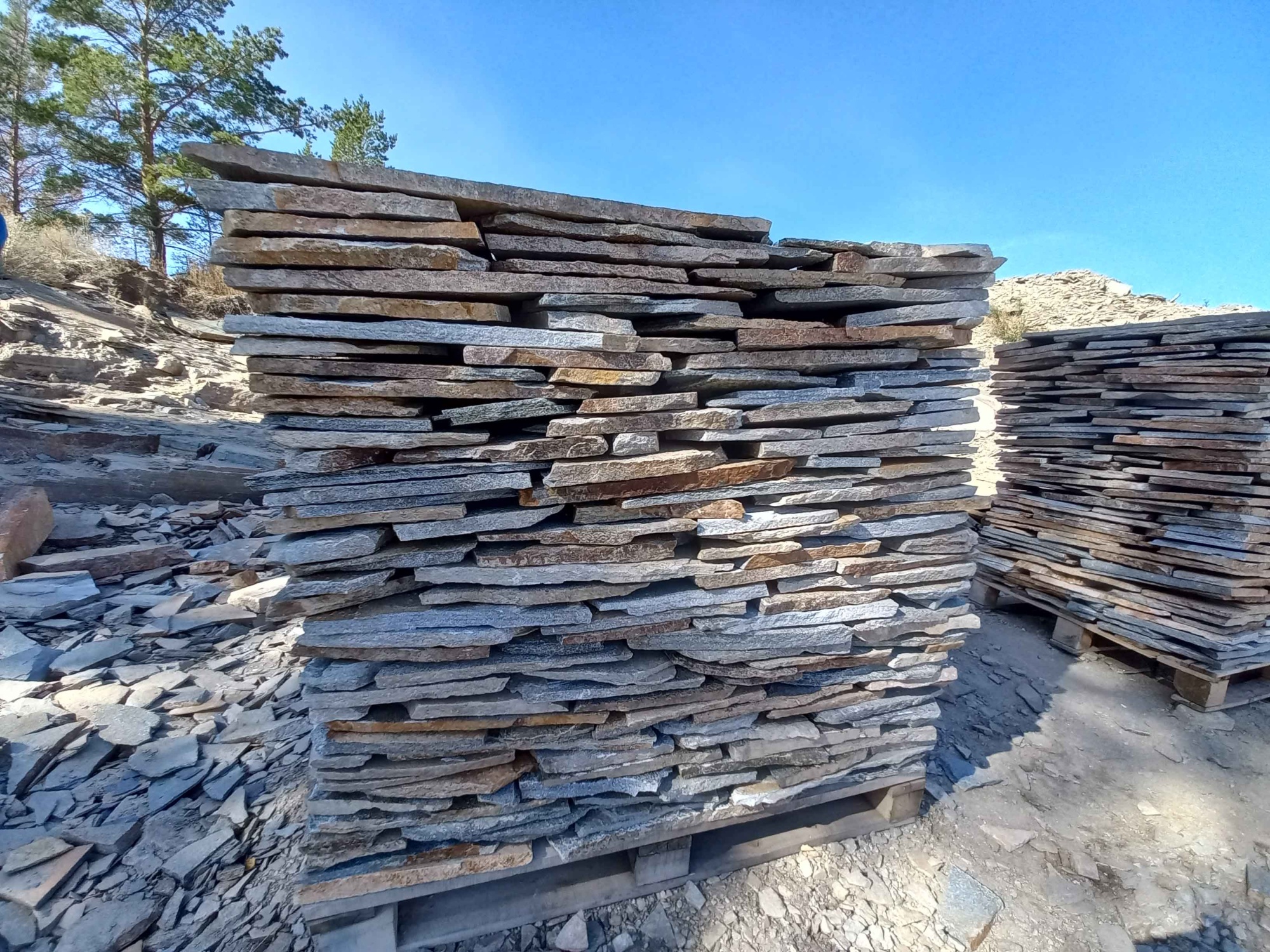 Плитняк златолит серебристый для фасада купить в Армавире