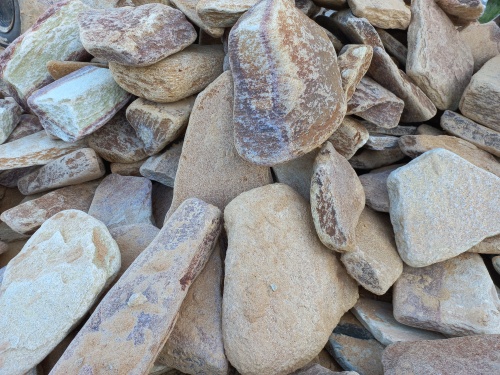 Златолит жёлтый, жёлто-зелёный глыбки и валуны для ланшафтного дизайна купить в Армавире