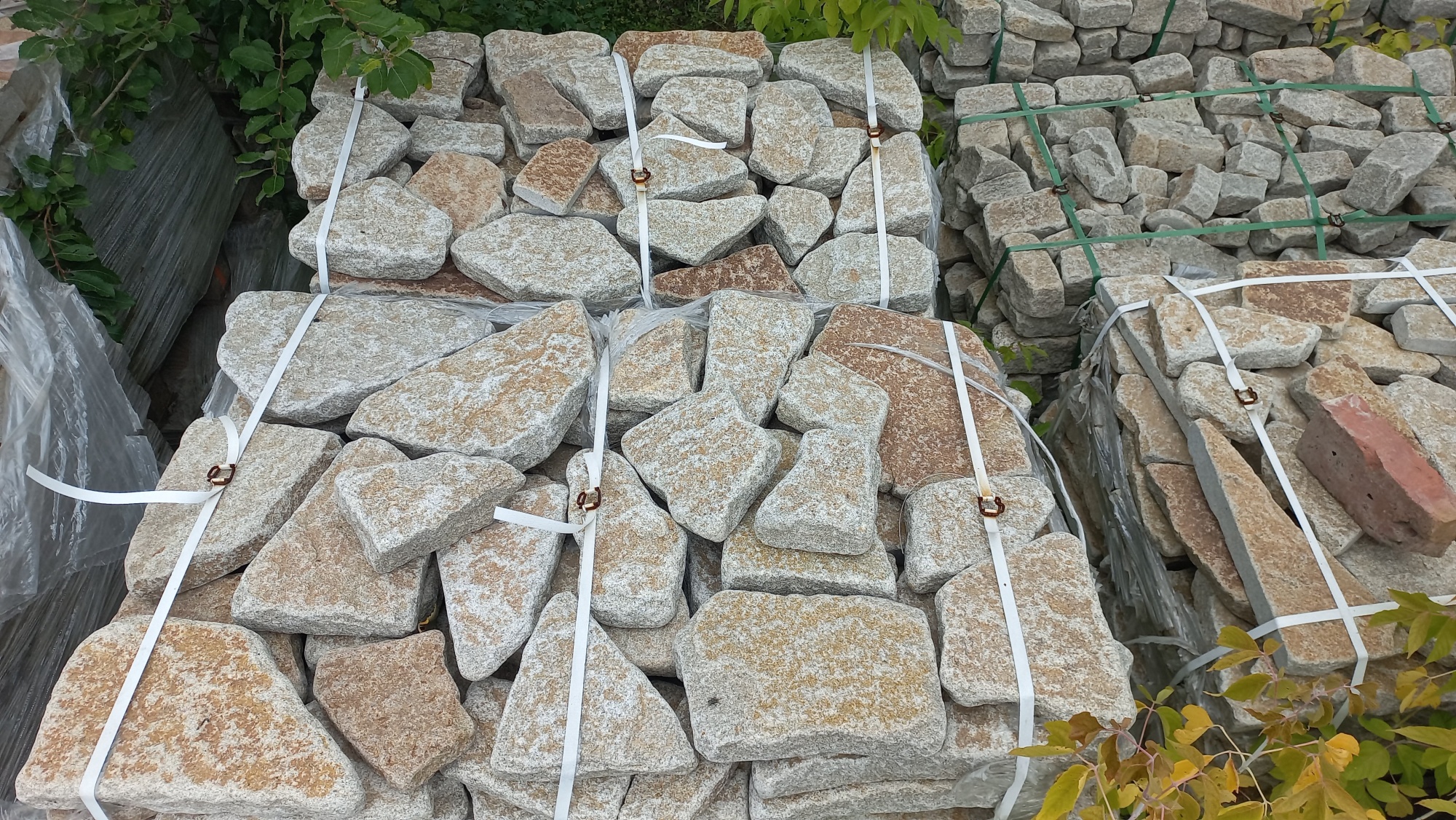 Гранитный плитняк галтованный для мощения купить в Армавире