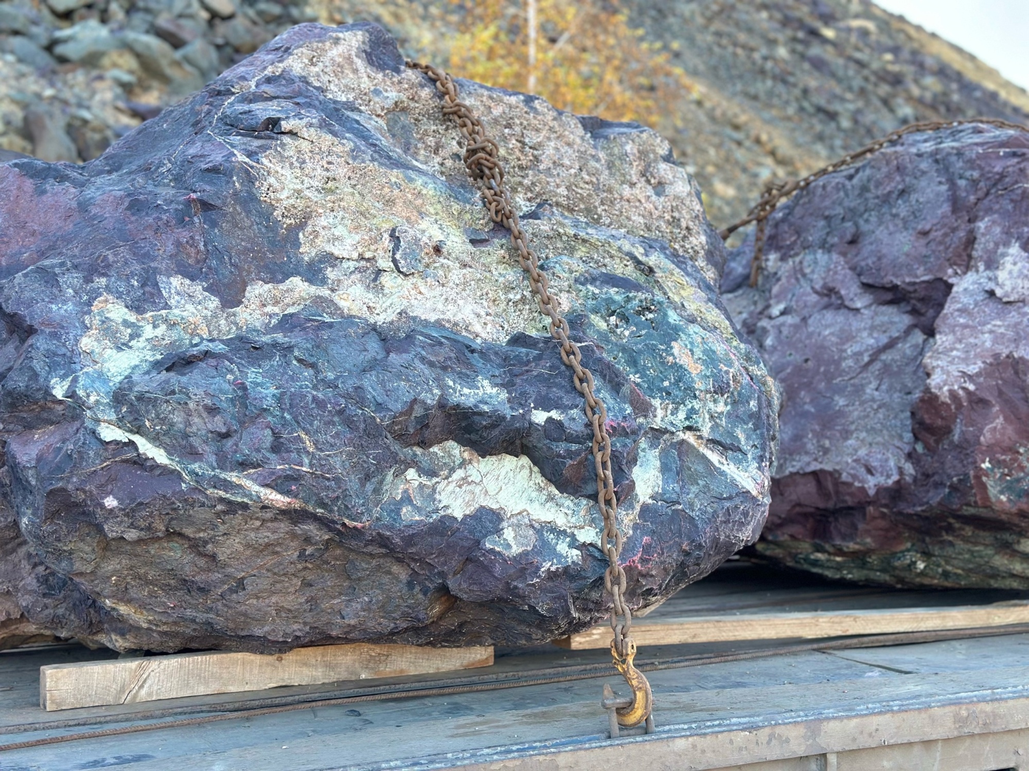 Огромные красно-фиолетовые валуны для ландшафтного дизайна весом более 5 тонн купить в Армавире