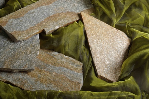 Плитняк златолит Уральский для цоколя, отмостки купить в Армавире