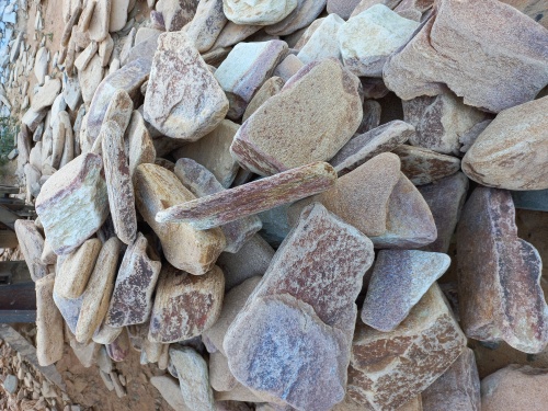 Златолит жёлтый, жёлто-зелёный глыбки и валуны для ланшафтного дизайна купить в Армавире