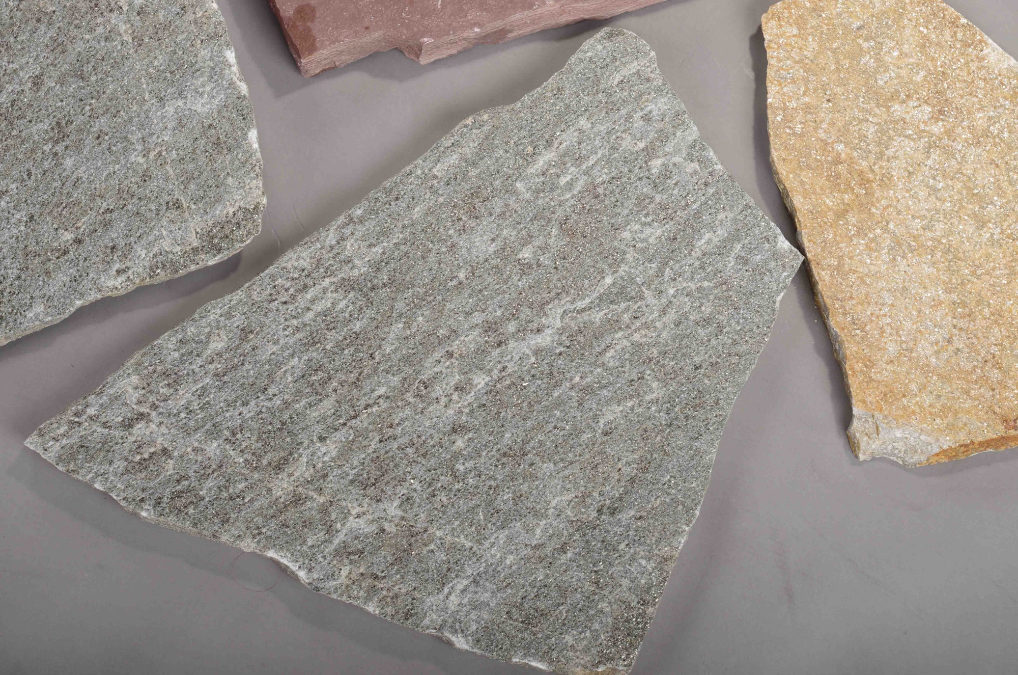 Плитняк златолит Уральский для цоколя, отмостки купить в Армавире